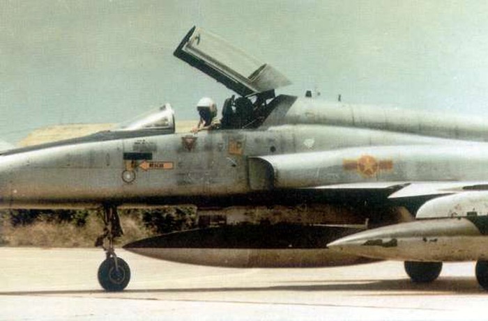 Sau năm 1975, Không quân Nhân dân Việt Nam được “hiện đại hóa lần 1” với việc trang bị thêm một vài loại máy bay chiến lợi phẩm thu được của quân Ngụy. Trong ảnh là tiêm kích đánh chặn hạng nhẹ F-5 (Mỹ sản xuất) phục vụ trong không quân ta sau 1975.